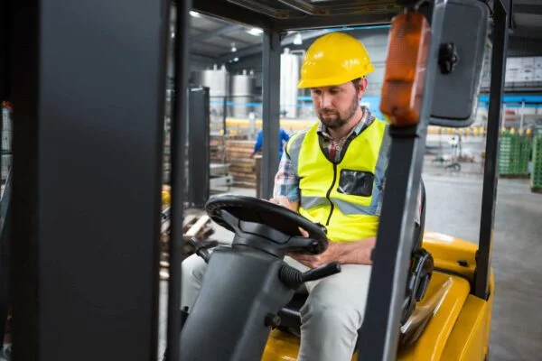 Corso di aggiornamento all'utilizzo di carrelli elevatori semoventi con conducente a bordo - 4 ore